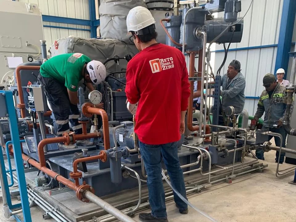Grupo Möller technicians installing the peripheral equipment of a turbine