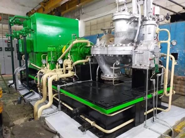 Steam turbogenerator installed on its base, with its piping