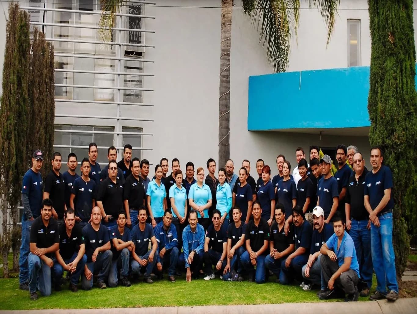 Group photo of the whole Grupo Möller team in front of the facilities, in the company's first years
