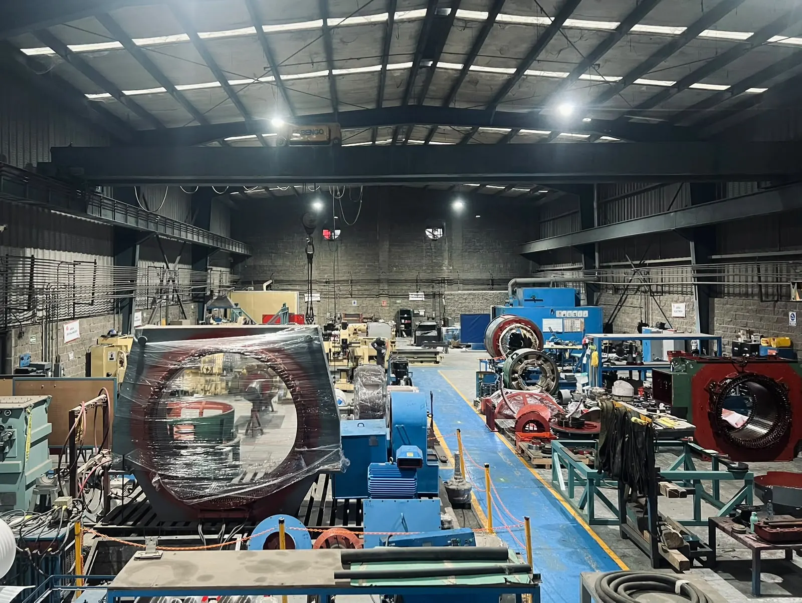 View of the Grupo Möller shop with motors and generators under repair
